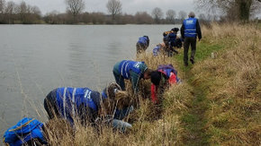 Rivierafvalonderzoekers in actie tegen zwerfaval