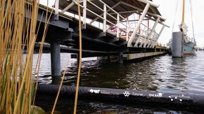 Shoreliner vangt plasticsoep in haven Stavoren